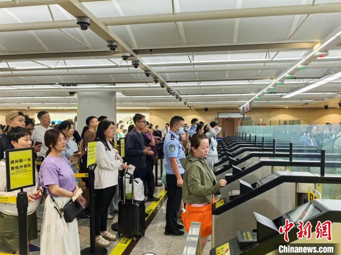 昆明长水国际机场今年出入境人员突破100万人次