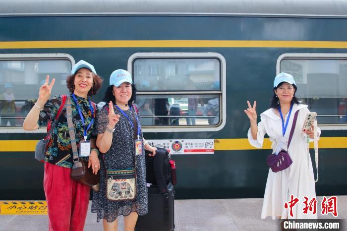 黑龙江省开行今年首趟新疆旅游专列