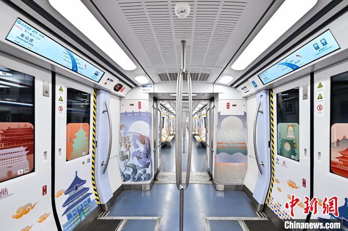 北京中轴线地铁2号线专列上线运营