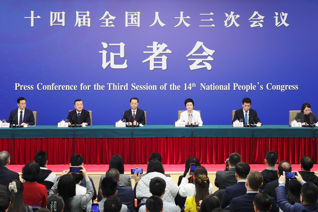人社部部长王晓萍：聚焦最急需的群体 产业需要什么就培训什么